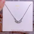 Détail du pendentif aile de cœur avec finition miroir argentée et zircons blancs brillants - Style Miroir Strass Ailes Asymétriques Argent (CB31)