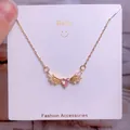 Détail du pendentif ailes d'ange avec cœur rose et cristaux sur chaîne dorée - Style Cœur Rose Ailes Or (CB23)