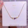 Détail du collier doré avec pierre en cœur violette et design d'ailes serties de diamants - Style Ailes Pierre Violette Cœur Or (CB33)