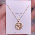 Detalle del colgante de oro Mom con diamantes de imitación en tarjeta de regalo - Estrella de Círculo Dorada (MOM02)