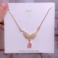 Détail du collier ailes dorées avec pierre rose en goutte et pavé de zircons - Style Pierre Principale Poire Rose Ailes Or (CB36)