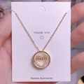 Primer plano del collar mamá de corazón dorado con diamantes en tarjeta de regalo - Corazón Mom Dorado (MOM04)