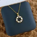 Détail du collier doré avec pendentif ajouré rond orné de perles blanches et de zircons - Anneau de Perles Rond Or (XL0603)