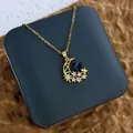 Vue détaillée du pendentif lune dorée avec zircon bleu sur une boîte à bijoux élégante - Croissant de Cœur Zirconia Bleu Or (XL0604)