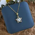 Détail d'un collier plaqué or avec pendentif étoile et cœur serti de zircons - Double Étoile Cœur Zirconia Blanc Or (XL0605)