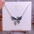 Collier avec pendentif ailes de papillon en acier titane avec émail bleu et cristaux blancs - Style Papillon Ajouré Dégradé Bleu Violet (CB12)