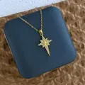 Détail du pendentif Étoile du Nord doré avec zircons sur un écrin à bijoux sombre - Étoile du Nord Octogonale Or (XL0608)
