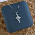 Gros plan du pendentif étoile du nord avec zircons étincelants sur présentoir - Étoile du Nord Octogonale Argent (XL0608G)