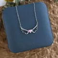 Détail du collier ailes d'ange avec pendentif cœur rose et zircon blanc incrusté - Cœur d'Aile Zirconia Rose Argent (XL0609GA)