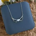 Détail du collier ailes d'ange en argent avec pendentif cœur en zircon sur boîte cadeau - Cœur d'Aile Zirconia Blanc Argent (XL0609G)