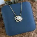 Détail du collier plaqué or avec pendentifs enveloppe et carré sertis de zircons - Enveloppe Carrée Or (XL0610)