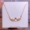 Collier en acier titane doré avec ailes d'ange serties de diamants et pendentif - Style Pierre Centrale Carrée Anneau Ailes Or (CB15)