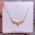 Collier cœur et ailes d'ange dorées avec cristaux brillants sur carte de présentation - Style Grosse Pierre Cœur Ailes Or (CB16)