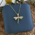 Détail du collier libellé plaqué or avec zircons sur un coffret cadeau bleu marine - Libellule Creuse Or (XL0613)