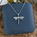 Détail du collier libellule argenté avec zircons blancs sur une élégante boîte cadeau - Libellule Creuse Argent (XL0613G)