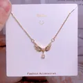 Collier ailes d'ange dorées avec pendentif en zircon sur carte de support - Style Zirconia Clair Goutte Ailes Or (CB19)