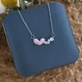 Détail du pendentif cœur en émail rose avec zircone sur une fine chaîne argentée - Cœur Émaillé Argent (XL0615G)