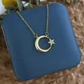 Vue détaillée du collier avec pendentif croissant de lune et étoile doré serti de zircons - Étoile Lune Imbriquée Or (XL0616)