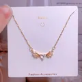 Collier en acier titane doré avec pendentif ailes en cristal de cœur sur carte blanche - Style Cristal Clair Cœur Ailes Or (CB21)