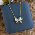 Gros plan du collier nœud papillon doré avec zircon en cœur sur un écrin à bijoux - Grand Nœud Zirconia Cœur Or (XL0617)