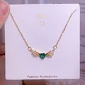 Collier en titane doré avec cœur vert et ailes d'ange serties de diamants brillants - Style Pierre Cœur Vert Ailes d'Ange Or (CB22)