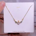 Collier en acier au titane doré avec pendentif en forme de cœur et d'ailes serti - Style Détail Noir Ailes Cœur Or (CB24)