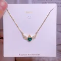 Collier en acier titane avec cœur vert émeraude et ailes de diamant étincelantes - Style Couronne Ailes Pierre Verte Cœur Or (CB26)