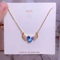 Collier ailes dorées chic avec cristal cœur bleu sur carte de présentation - Style Ailes Cœur Bleu Violet Dégradé Or (CB28)