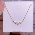 Collier ailes de cœur doré avec pendentif en cristal clair sur carte de support - Style Ailes Pierre Principale Claire Cœur Or (CB32)
