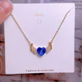 Collier en acier titane avec pendentif cœur bleu et ailes d'ange dorées brillantes - Style Ailes Pierre Cœur Bleu Foncé Or (CB39)
