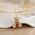 Détail du collier ours doré avec zircon blanc et grand cœur rouge sur de la soie - Ours Cœur Rouge Or (XL0168B)