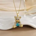 Détail du collier ourson doré avec cristal coeur bleu et zircons blancs scintillants - Ours Cœur Bleu Or (XL0168)