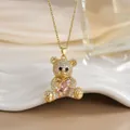 Vue détaillée du pendentif ourson doré avec pavé de zircons et cristal cœur rose - Ours Cœur Rose Or (XL0168A)