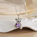 Détail d'un pendentif ours en argent avec cristal cœur violet et pierres de zircon - Ours Pierre Aurore Argent (XL0173GA)
