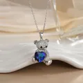 Gros plan du pendentif ours avec cristal de cœur bleu et zircone blanc sur collier - Ours Pierre Bleu Foncé Argent (XL0173GB)