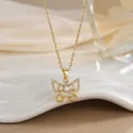 Elegante collana con ciondolo a farfalla dorata con zirconi su espositore in ceramica bianco - Farfalla Catena a Croce Oro (XL2116) / Oro