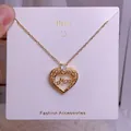 Elegante collar con colgante de corazón MOM dorado y diamantes de imitación para el Día de la Madre - Doble Corazón Dorado (MOMO22)