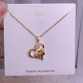 Elegante collar MOM de corazón dorado con colgante madre abraza bebé y circonitas blancas - Corazón Madre e Hijo Dorado (MOMO24)