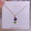 Collier élégant en chaîne dorée avec un pendentif tulipe violette et détail de feuille - Style Tulipe Émaillée Violette (YJX0033)