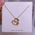Elegante collar de doble corazón dorado con colgante de circón para madre en tarjeta de exhibición - Corazón Superpuesto Dorado (MOM16)