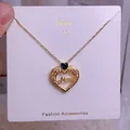 Collar corazón dorado con grabado Mom, gema azul y detalles de cristal - Piedra Corazón Azul Dorada (MOM23)