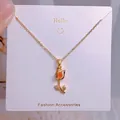 Collier tulipe dorée avec pendentif en pierre orange sur carte à bijoux blanche - Style Tulipe Rouge Orangé (YJX0022)