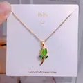 Collier en chaîne dorée avec un pendentif fleur de tulipe verte translucide - Style Tulipe Pierre Précieuse Verte (YJX0023)