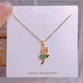 Élégant collier tulipe doré avec pétales en émail rose et feuilles en pierres vertes - Style Tulipe Rose (YJX0024)