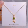 Collier tulipe doré élégant avec pierre verte et détails scintillants en zircone - Style Tulipe Pierre de Lune Verte (YJX0019)