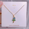 Collier tulipe dorée avec pétales bleu clair et feuilles vertes sur carte cadeau - Style Tulipe Émaillée Bleu Clair (YJX0026)