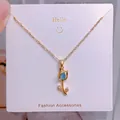 Collier tulipe doré élégant avec pendentif bleu et feuilles en zircon sur carte-support - Style Collier Pierre Précieuse Bleue (YJX0020)