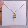 Collier tulipe doré élégant avec pétales blancs et feuilles en pierres vertes marquises - Style Tulipe Cabochon Blanc (YJX0025)