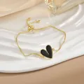 Bracciale a catena dorata con ciondolo a cuore nero smaltato e chiusura scorrevole regolabile - Bracciale Rotante Cuore Nero (SL0106)