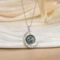 Zilveren maansikkel ketting met sterren en gedetailleerde maan hanger op beige basis - Maanoppervlak Textuur Schijf Stijl (XL0633C)
